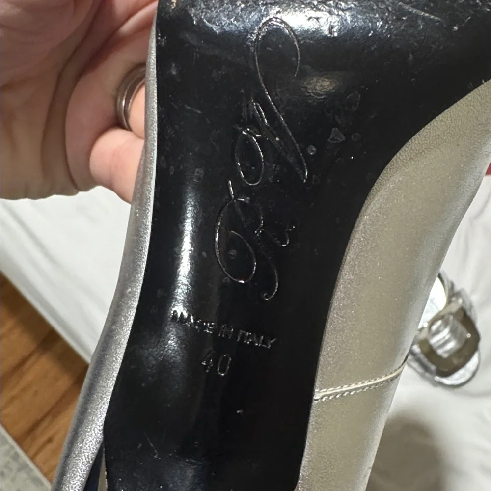 Roger Vivier Metallic Silver Heels with Buckle - Picture 4 of 10